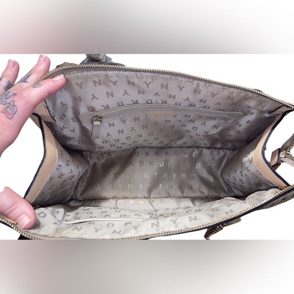 DKNY tote purse in good condition - Picture 12 of 12